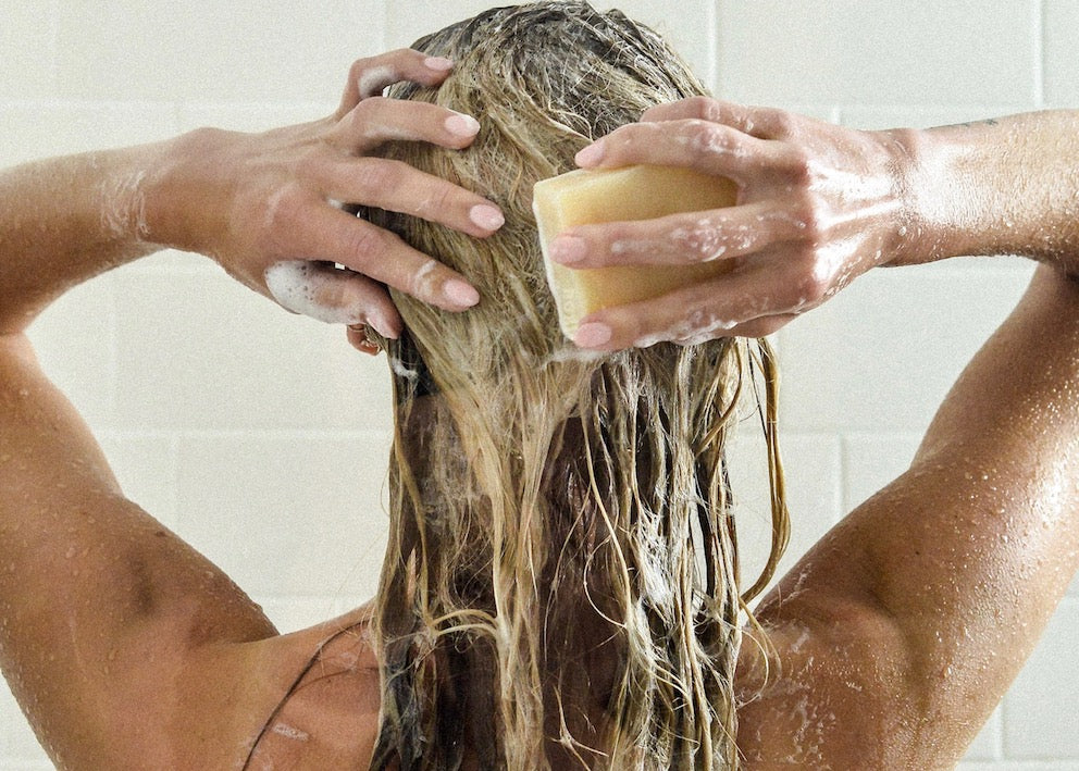 Haarzeep vs. solid shampoo: dit zijn de verschillen en zo gebruik je ze