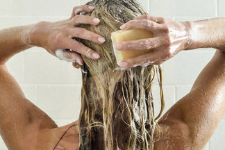 Haarzeep vs. solid shampoo: dit zijn de verschillen en zo gebruik je ze